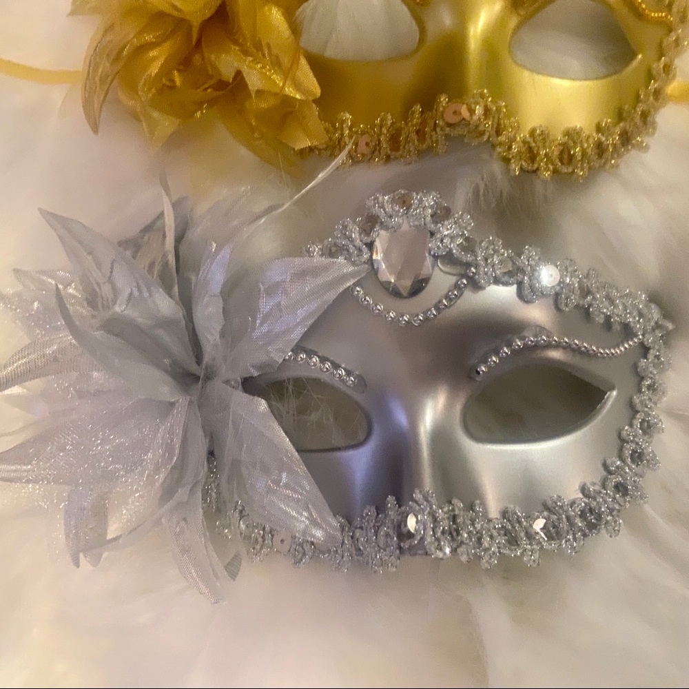 ✨MYSTIQUE✨MOLDED PLASTIC GOLD OR SILVER MASK - Picture 14 of 15